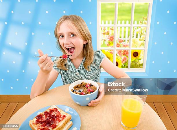 Photo libre de droit de L Heure Du Petit Déjeuner banque d'images et plus d'images libres de droit de Petit déjeuner - Petit déjeuner, Céréales du petit déjeuner, Enfant