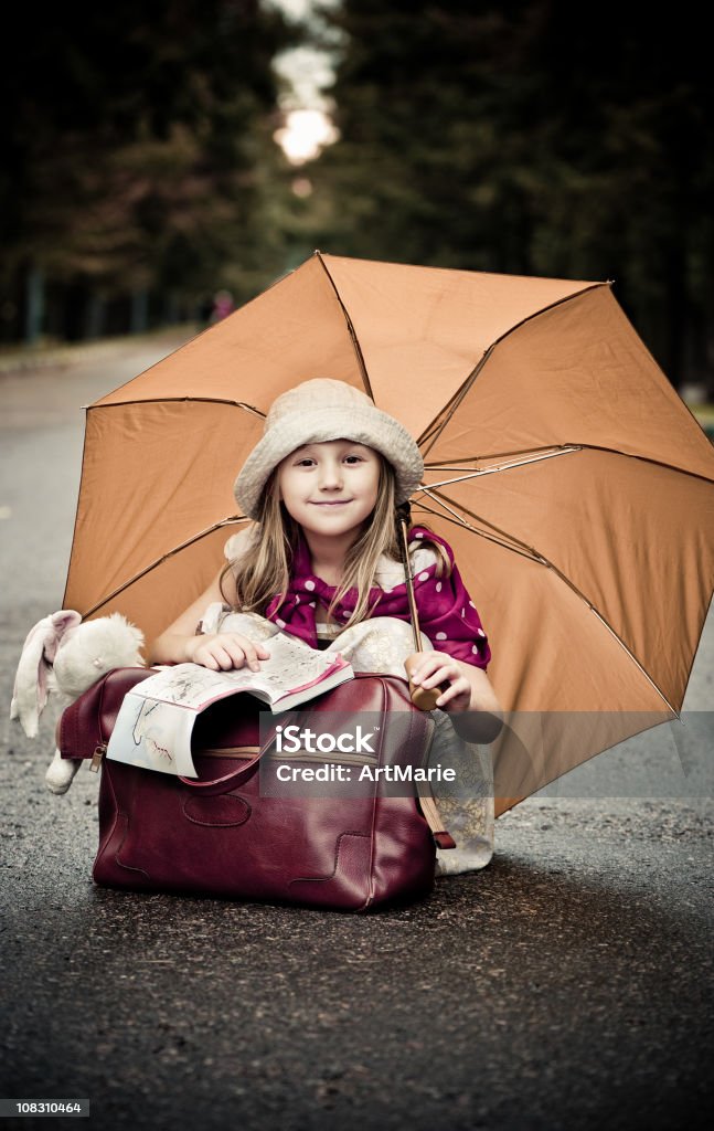 Little viajeros en el parque de la ciudad - Foto de stock de 6-7 años libre de derechos