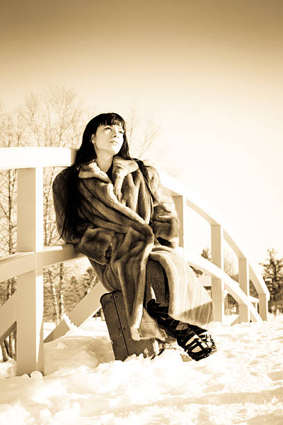 복고풍: 여자 on 구름다리 in 모피 코트 - women sepia toned sitting day dreaming 뉴스 사진 이미지