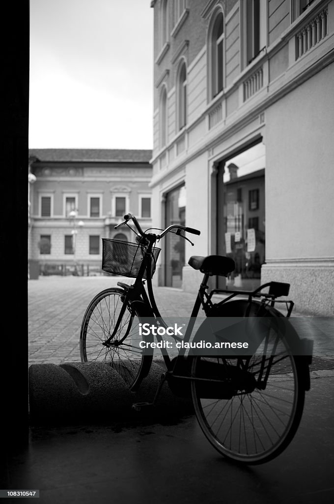 Vecchia bicicletta. Bianco e nero - Foto stock royalty-free di Ambientazione esterna