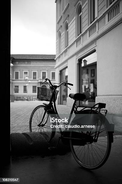 Старый Велосипед Черный И Белый — стоковые фотографии и другие картинки Bicycle Parking Station - Bicycle Parking Station, Автостоянка, Без людей