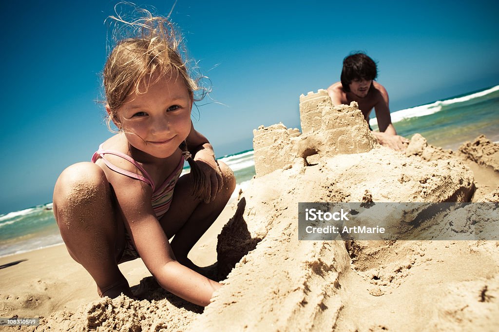 Creando un castillo de arena - Foto de stock de Castillo de arena - Estructura libre de derechos