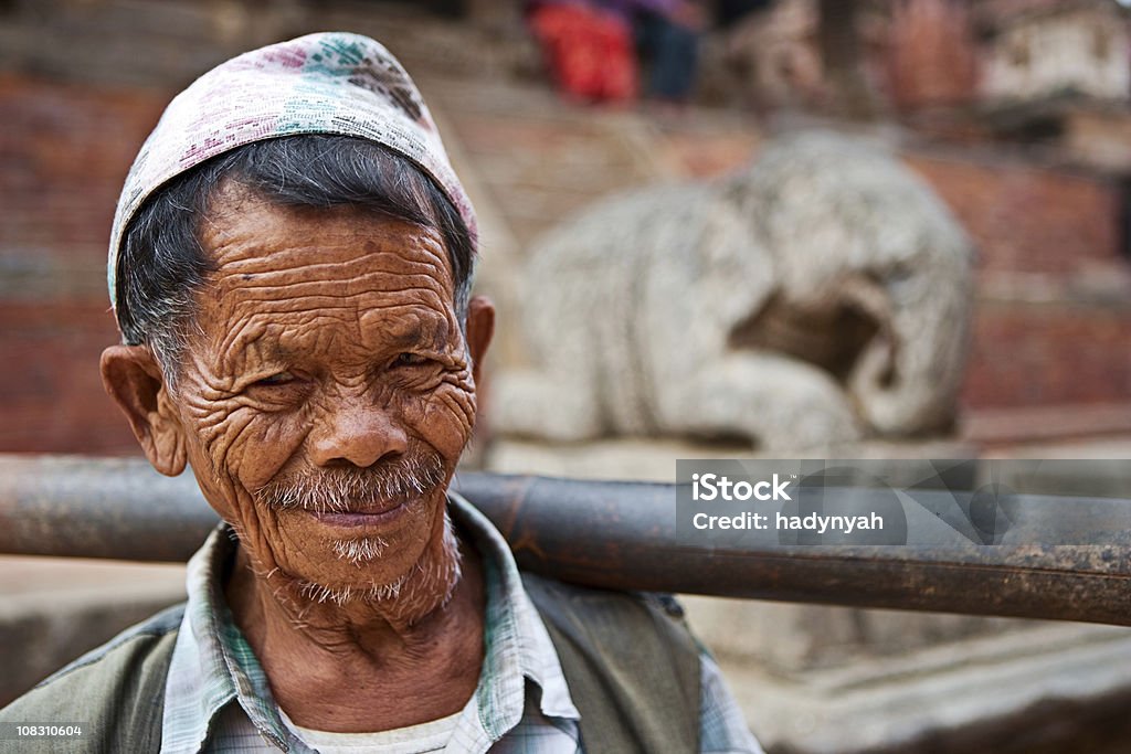 Stary Nepalski mężczyzna - Zbiór zdjęć royalty-free (Bieda - Problem społeczny)