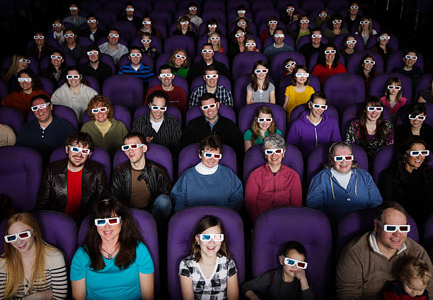 amplia audiencia en una película de cine - gafas 3d fotografías e imágenes de stock