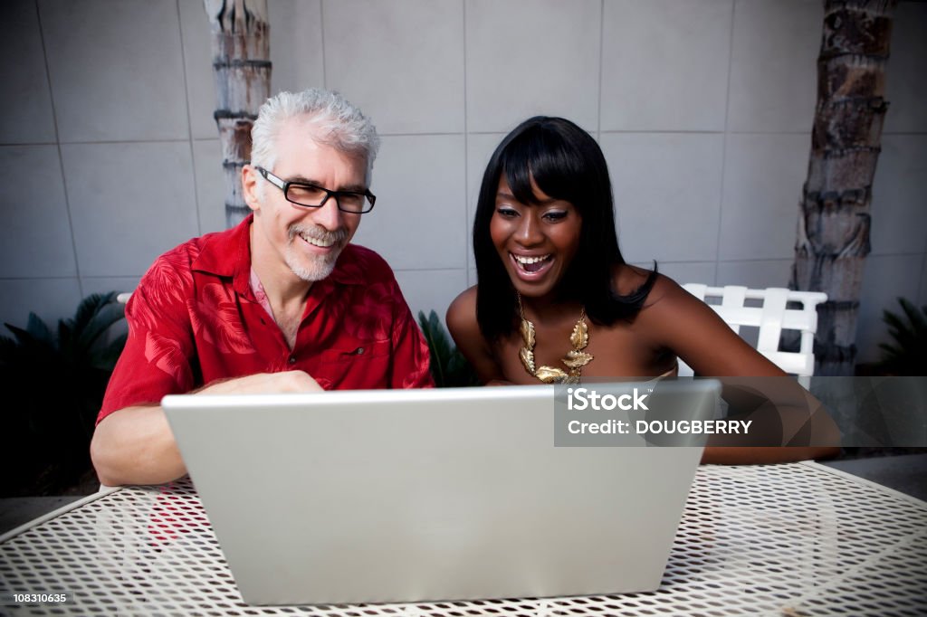Casal usando um laptop - Foto de stock de 30-34 Anos royalty-free