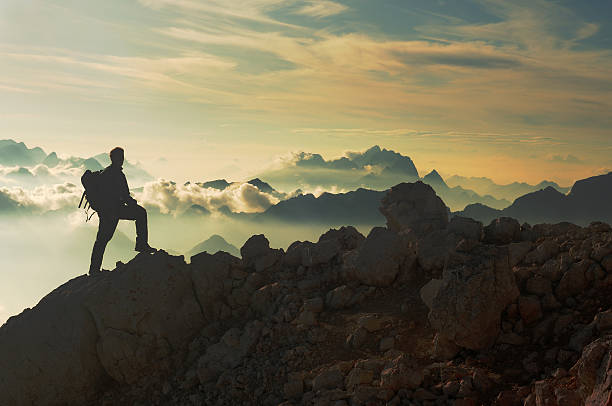 alcanzar el pico de la montaña - cresta montaña fotografías e imágenes de stock