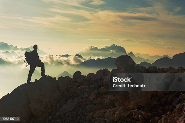 Atingindo O Pico Da Montanha - Fotografias de stock e mais imagens de Montanha - Montanha, Montanhismo, Escalar