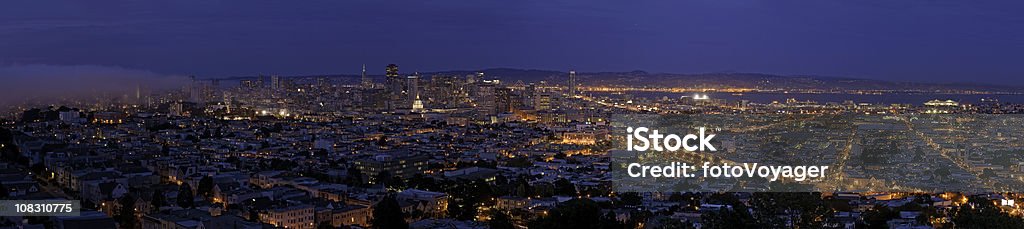 Luci della notte città strada ospita panorama di San Francisco - Foto stock royalty-free di Paesaggio urbano