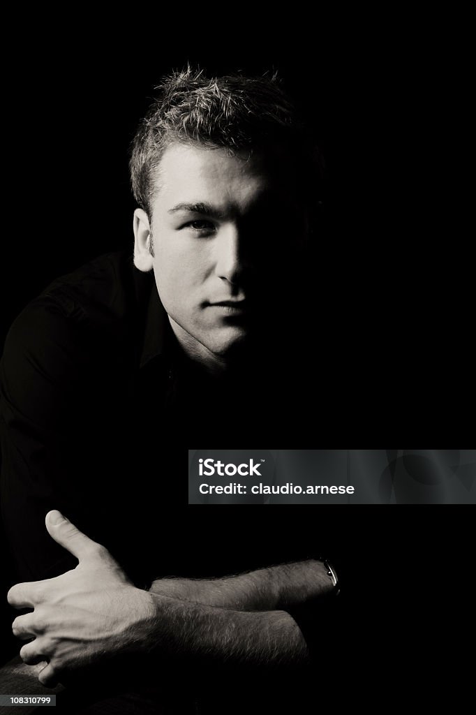 Serius beauté masculine Portrait: Fond noir - Photo de Image en noir et blanc libre de droits