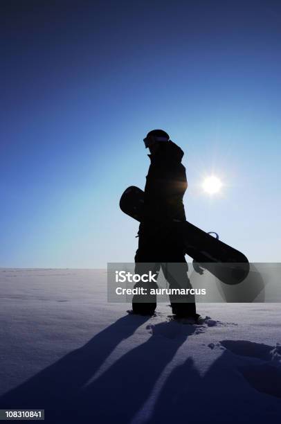 Snowboarder Silueta Foto de stock y más banco de imágenes de Snowboard - Snowboard, Actividad, Aire libre