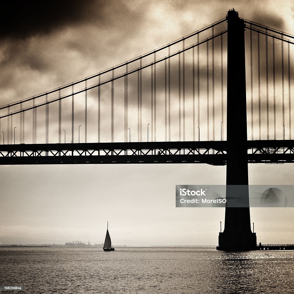 Voilier au coucher du soleil, pont Bay Bridge, San Francisco - Photo de Architecture libre de droits