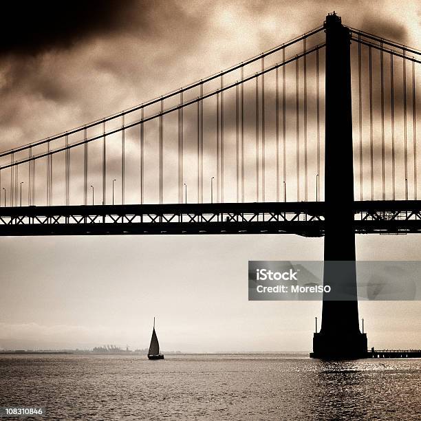 Photo libre de droit de Voilier Au Coucher Du Soleil Pont Bay Bridge San Francisco banque d'images et plus d'images libres de droit de Architecture