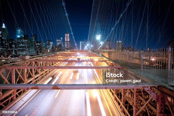 Ponte De Brooklyn À Noite - Fotografias de stock e mais imagens de Ao Ar Livre - Ao Ar Livre, Arquitetura, Cabo de Aço