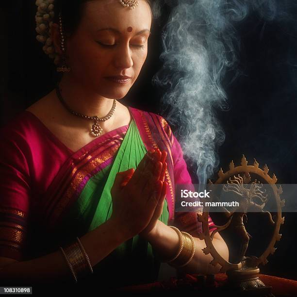 Pregare Di Shiva - Fotografie stock e altre immagini di Adulto - Adulto, Adulto in età matura, Altare