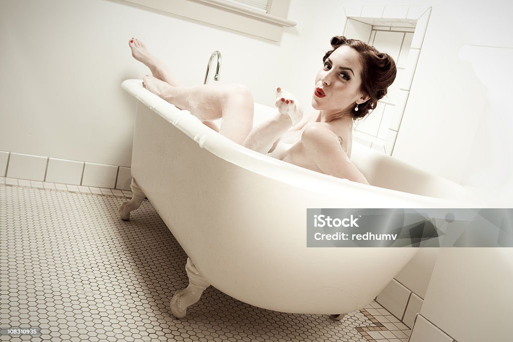Ретро ванной Pinup Kiss - Стоковые фото Девушка пин-ап роялти-фри