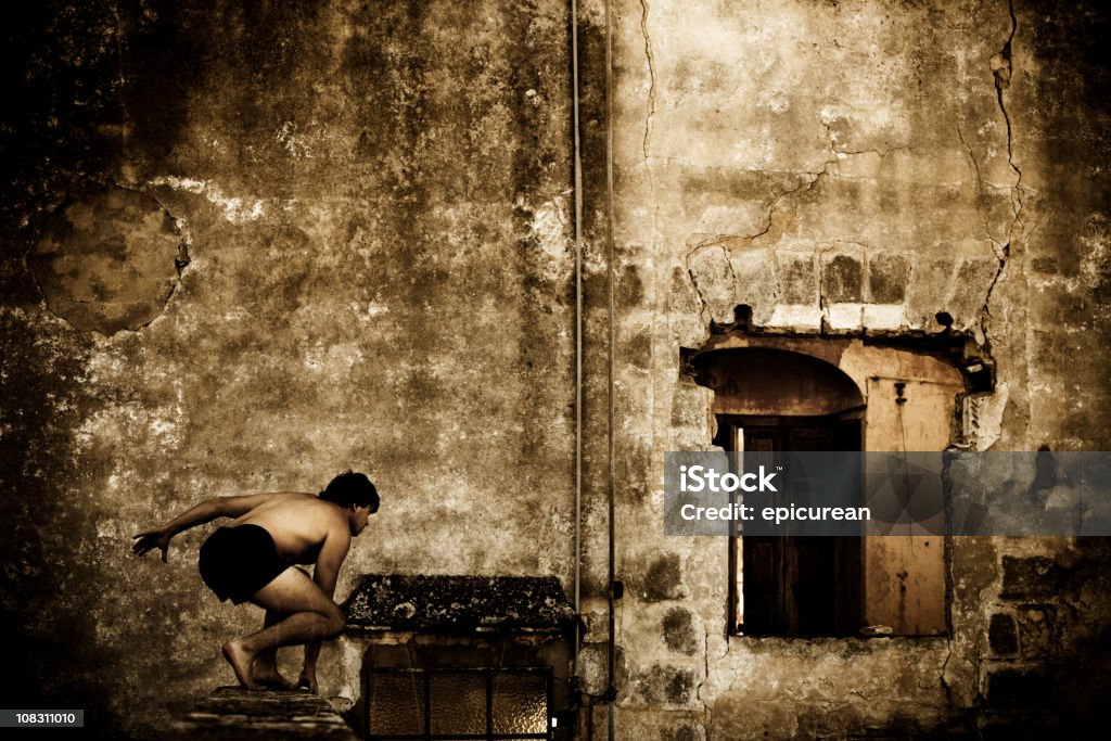 Parkour do edifício antigo - Foto de stock de Abandonado royalty-free