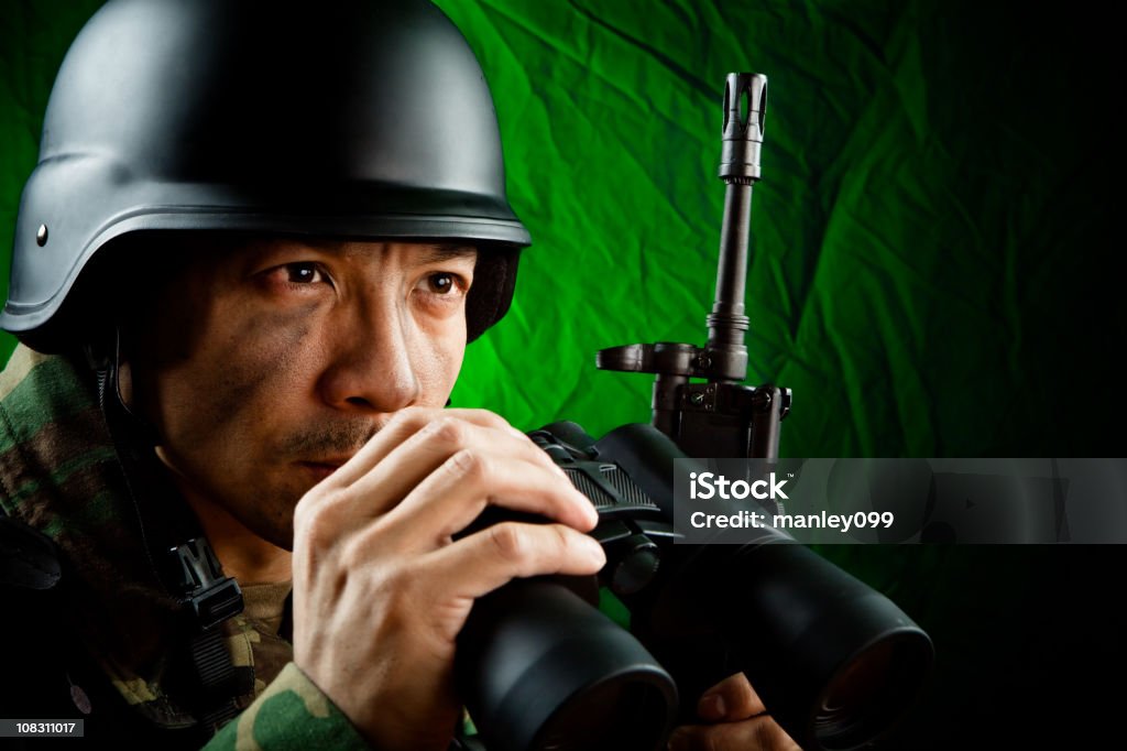 スカウトをお探しの敵軍 - カラー画像のロイヤリティフリーストックフォト