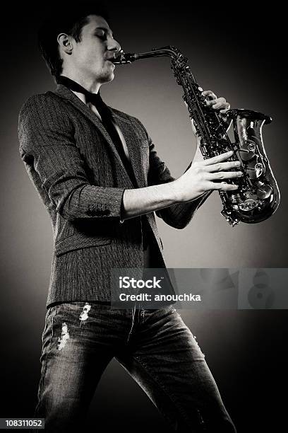 Foto de Saxofonista e mais fotos de stock de Saxofone - Instrumento de sopro de madeira - Saxofone - Instrumento de sopro de madeira, Brincar, Perfil - Vista Lateral