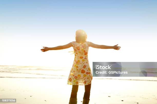 Foto de Mulher Na Praia Com Os Braços Estendidos Ao Pôrdosol e mais fotos de stock de Esperança - Conceito