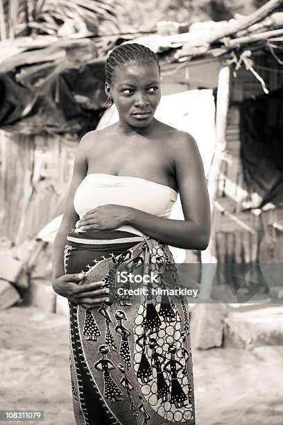 Mulher Grávida Africana - Fotografias de stock e mais imagens de Pobreza - Questão Social - Pobreza - Questão Social, Grávida, Carinhoso