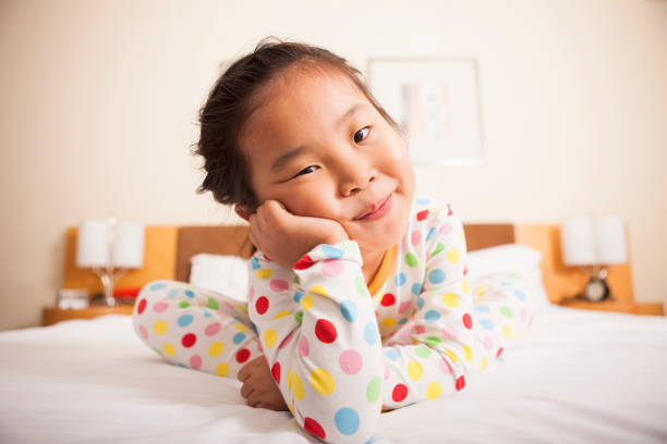 китайская девушка, лежа на кровати - anger child furious asian ethnicity стоковые фото и изображения