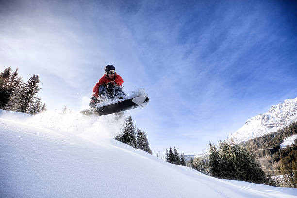 backcountry practicante de snowboard - snowboarding extreme sports action snowboard fotografías e imágenes de stock