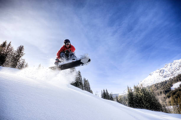 alpino praticante de snowboard - action winter extreme sports snowboarding - fotografias e filmes do acervo