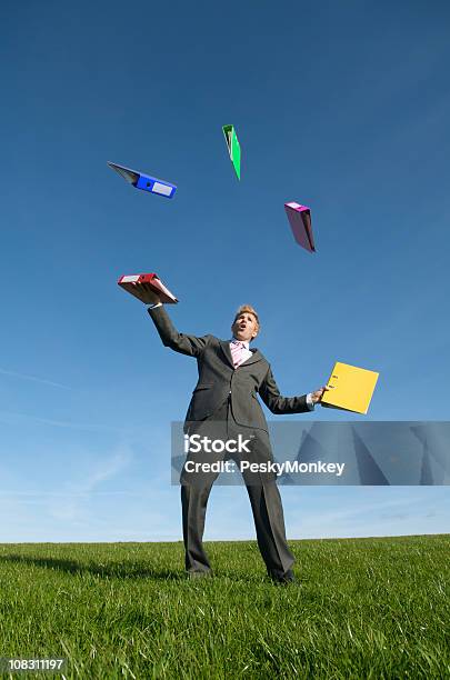 Foto de Mil Tarefas Empresário Malabarismo Colorido Pastas De Arquivo No Meadow e mais fotos de stock de Humor