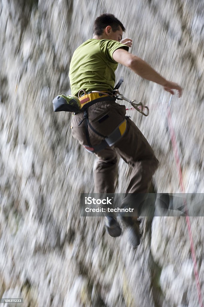 Masculino rock alpinista queda livre - Foto de stock de Escalação em rocha royalty-free