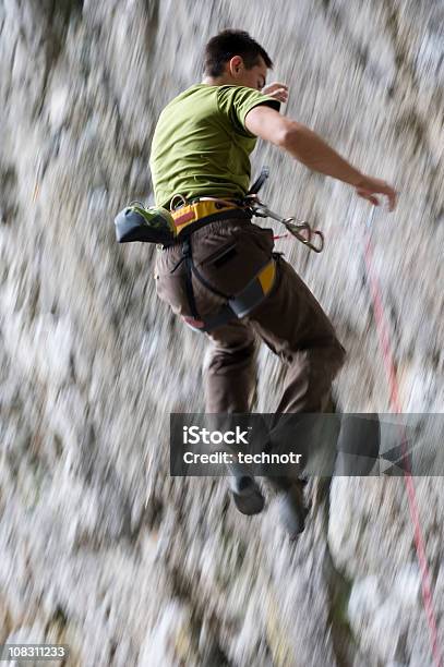 Foto de Masculino Rock Alpinista Queda Livre e mais fotos de stock de Escalação em rocha - Escalação em rocha, Montanhismo, Corda