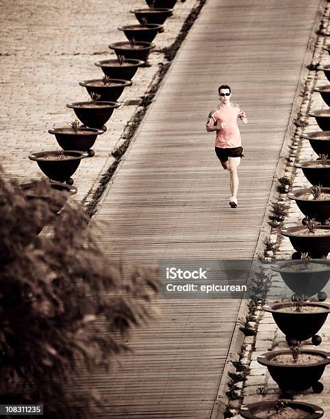 Photo libre de droit de Runner Sur Une Longue Promenade banque d'images et plus d'images libres de droit de Activité physique - Activité physique, Allée couverte de planches, Courir