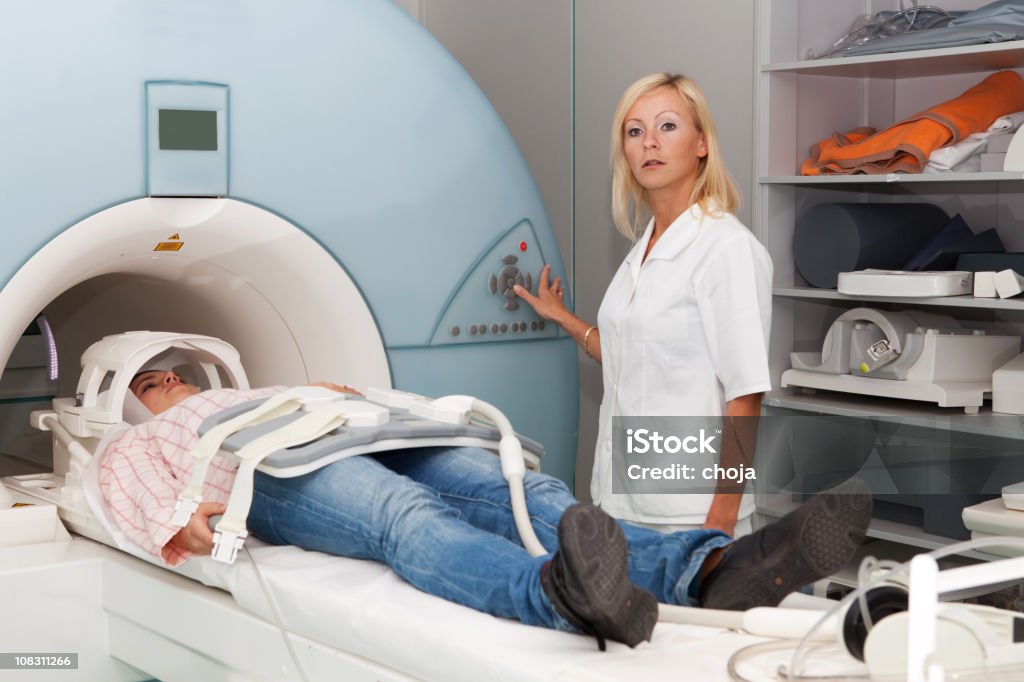 Jeune fille en Tomographie axiale informatisée machine.technician de travail - Photo de Docteur libre de droits