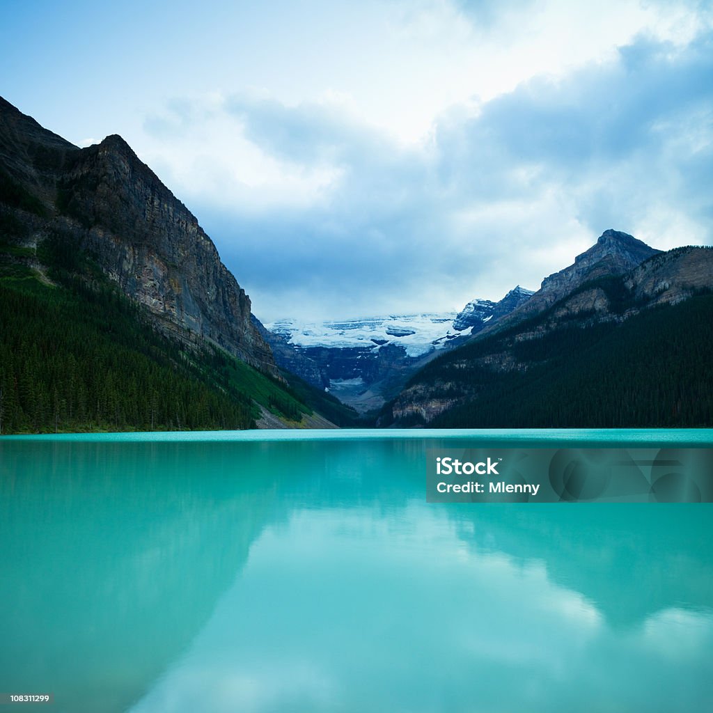 Blue Lake Louise crepúsculo - Foto de stock de Cuenca - Característica de la tierra libre de derechos