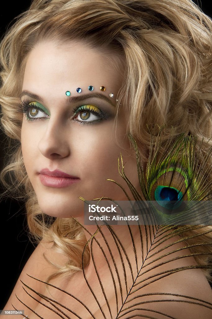 Гламурные Портрет молодая красивая блондинка женщина с peackock макияжа - Стоковые фото 20-29 лет роялти-фри