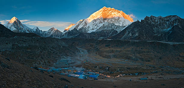 góra zachód słońca na dużej wysokości śniegu szczytami everest np himalaje nepal - kala pattar zdjęcia i obrazy z banku zdjęć