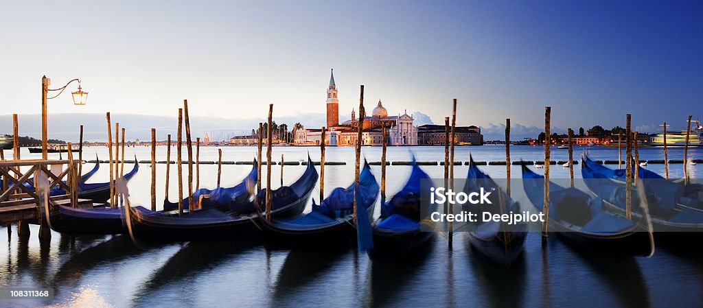 Gondalas e Chiesa di San Giorgio Maggiore a Venezia Italia - Foto stock royalty-free di Venezia