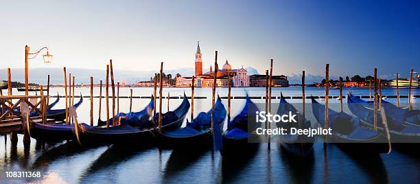 Gondalas E Chiesa Di San Giorgio Maggiore A Venezia Italia - Fotografie stock e altre immagini di Venezia