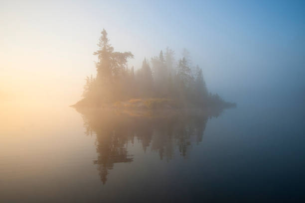 silencioso de manh�ã, pequena ilha, boundary waters - boundary waters canoe area imagens e fotografias de stock