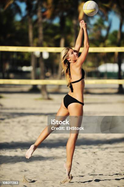 金髪のモデルがビキニでビーチバレー - 若い女性のストックフォトや画像を多数ご用意 - 若い女性, 1人, カラー画像