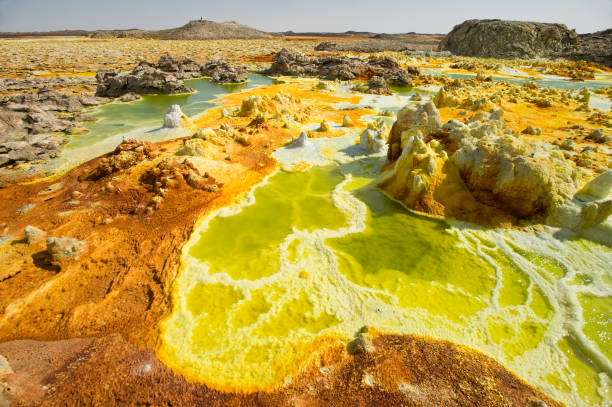 내부 폭발음 크레이터 of dallol 볼케이노, danakil 우울감, 에디오피아 - natural basin 뉴스 사진 이미지