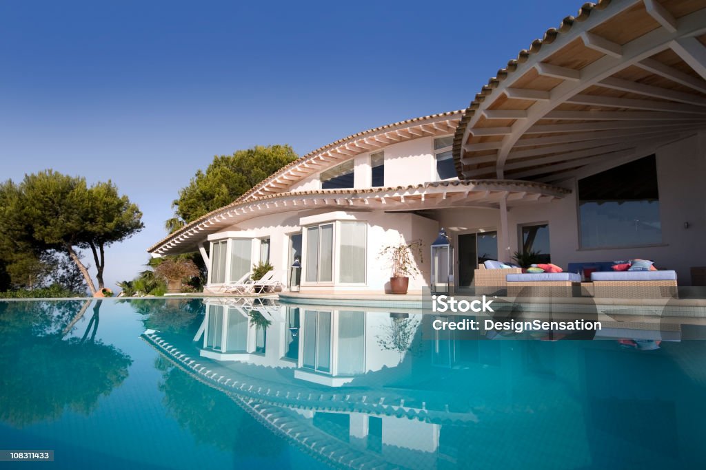 Вилла Luxury и бассейном - Стоковые фото Загородный дом роялти-фри