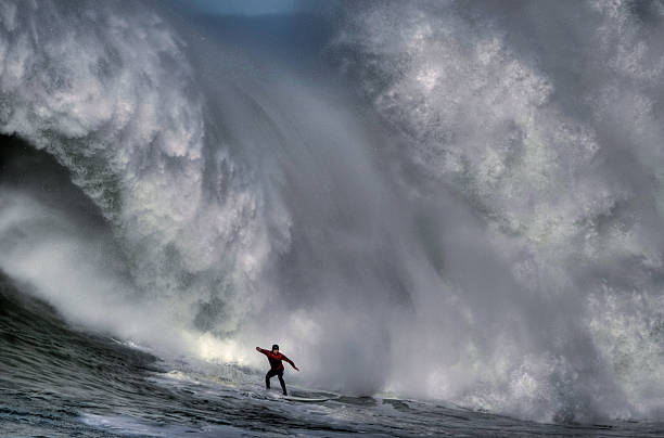 ogromna fala surfing - surfing sport extreme sports success zdjęcia i obrazy z banku zdjęć