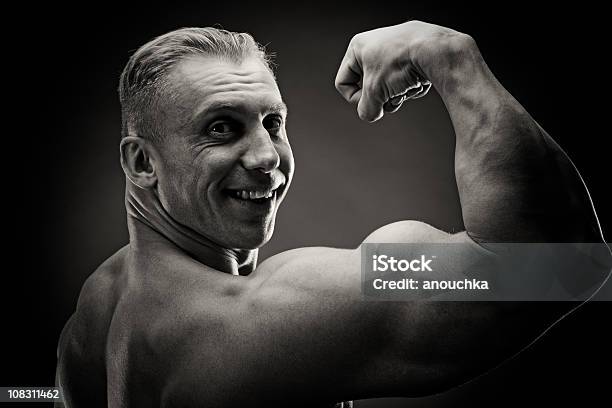 Bodybuilder 제시하기 30-39세에 대한 스톡 사진 및 기타 이미지 - 30-39세, 건강한 생활방식, 근육질 남자