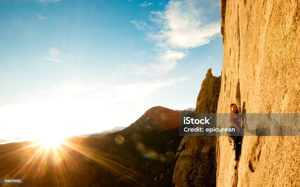 Молодая женщина Ведущий скалолазным маршрутом в Колорадо - Стоковые фото Колорадо роялти-фри