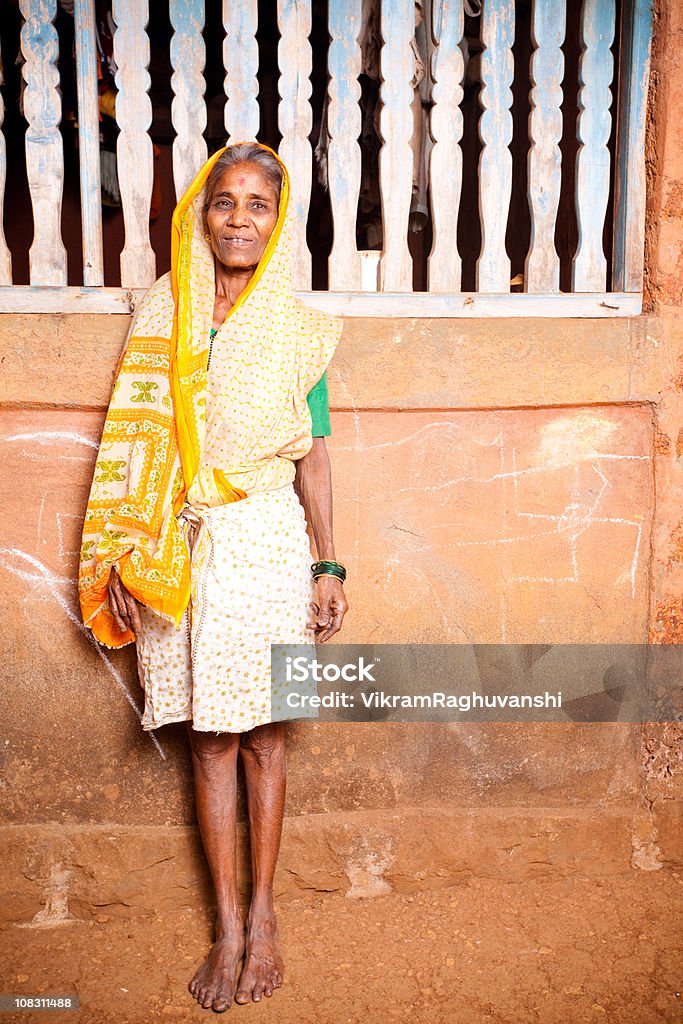 Um alegre Rural tradicional Indian mulher em pé Vertical - Foto de stock de Aldeia royalty-free