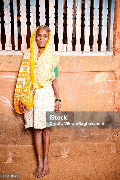 Foto de Um Alegre Rural Tradicional Indian Mulher Em Pé Vertical e mais fotos de stock de Aldeia