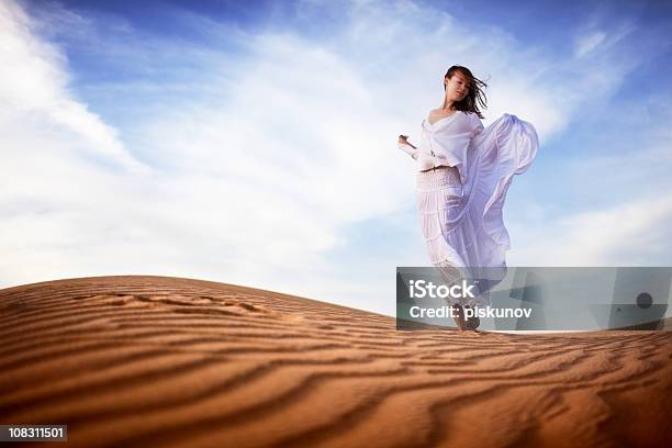 Zu Fuß In Wüste Series Stockfoto und mehr Bilder von Mode - Mode, Wüste, 20-24 Jahre