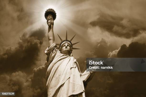 Estatua De La Libertad Foto de stock y más banco de imágenes de Estatua de la Libertad - Estatua de la Libertad, Antorcha, Ciudad de Nueva York