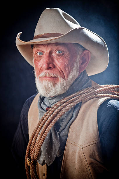 retrato de cowboy - men hat leather senior adult - fotografias e filmes do acervo