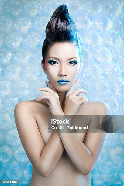 Glam Punk Schönheit Stockfoto und mehr Bilder von Arme verschränkt - Arme verschränkt, Attraktive Frau, Blau